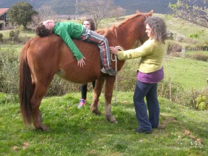 Relajandose encima de un caballo